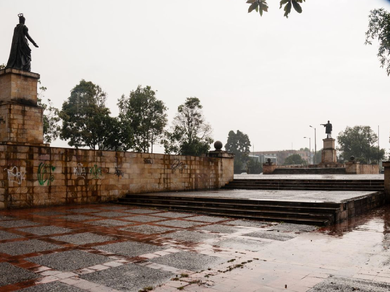 Adiós a la Reina Isabel y a Colón de Bogotá.