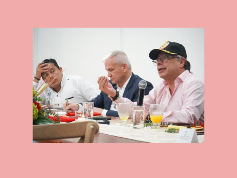 GUSTAVO PETRO PROMUEVE LA CREACIÓN DE MEDIOS COOPERATIVOS.