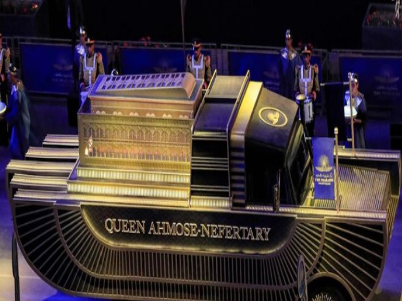 Los faraones egipcios desfilan en el Cairo, Egipto. 